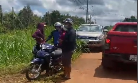 Các cò tập trung đến vườn sầu riêng của người dân để chốt giá. Ảnh: Thu Phương.