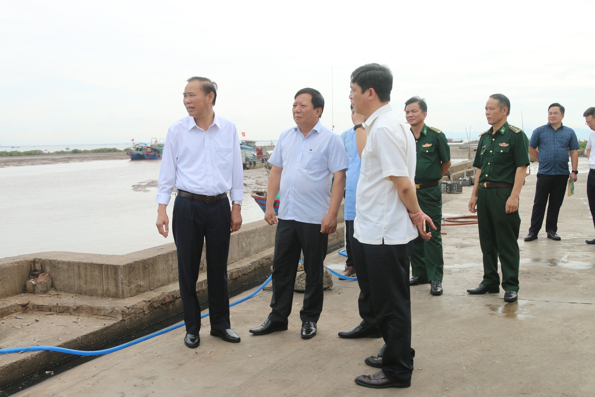 Deputy Minister Phung Duc Tien inspects the work against IUU fishing at Ngoc Hai fishing port. Photo: Dinh Muoi.