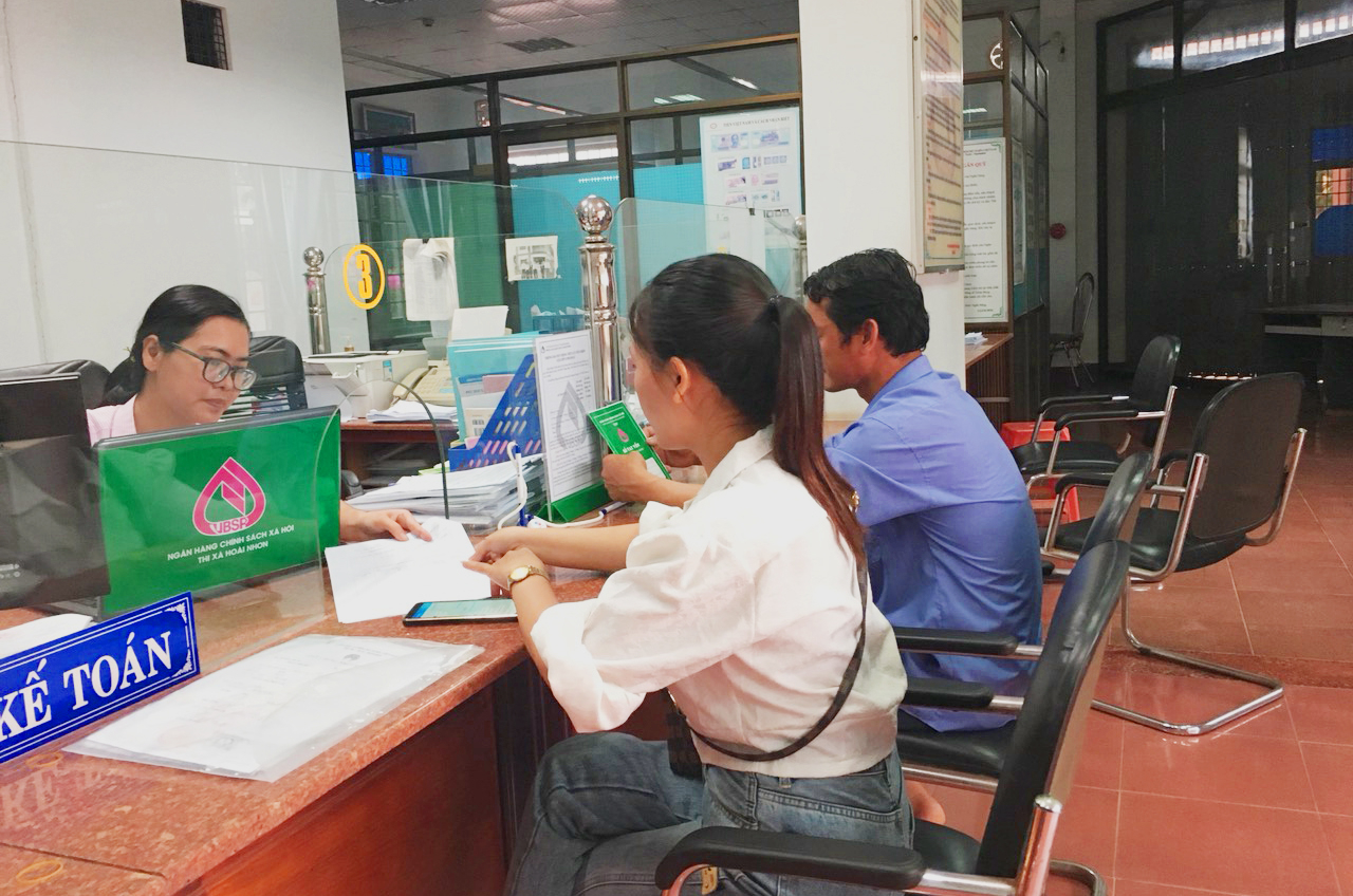 Từ năm 2020 đến tháng 6 năm 2023, Phòng Giao dịch Ngân hàng Chính sách thị xã Hoài Nhơn đã giải ngân vốn vay cho 81 lao động đi làm việc ở nước ngoài với số tiền hơn 6,5 tỷ đồng đồng. Ảnh: V.Đ.T.