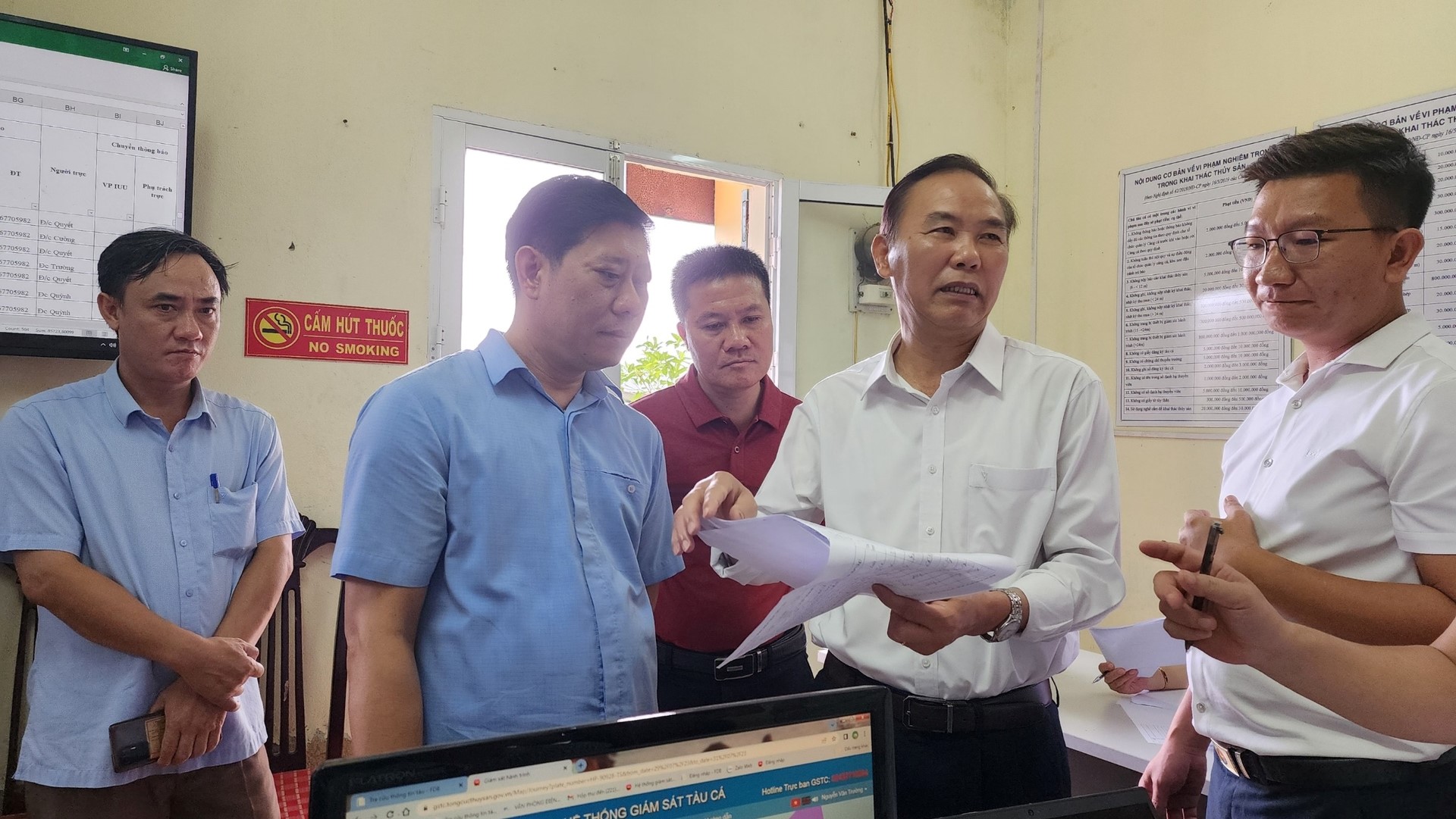 Deputy Minister Phung Duc Tien checks the recording of fishing logs. Photo: Dinh Muoi.
