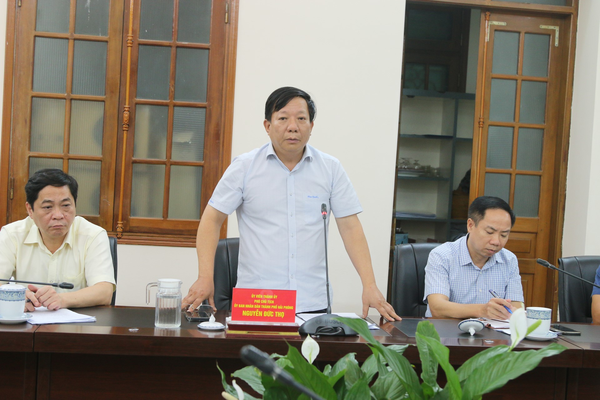 Mr. Nguyen Duc Tho, Vice Chairman of the Hai Phong City People's Committee, received directions from MARD’s leaders at the meeting. Photo: Dinh Muoi.