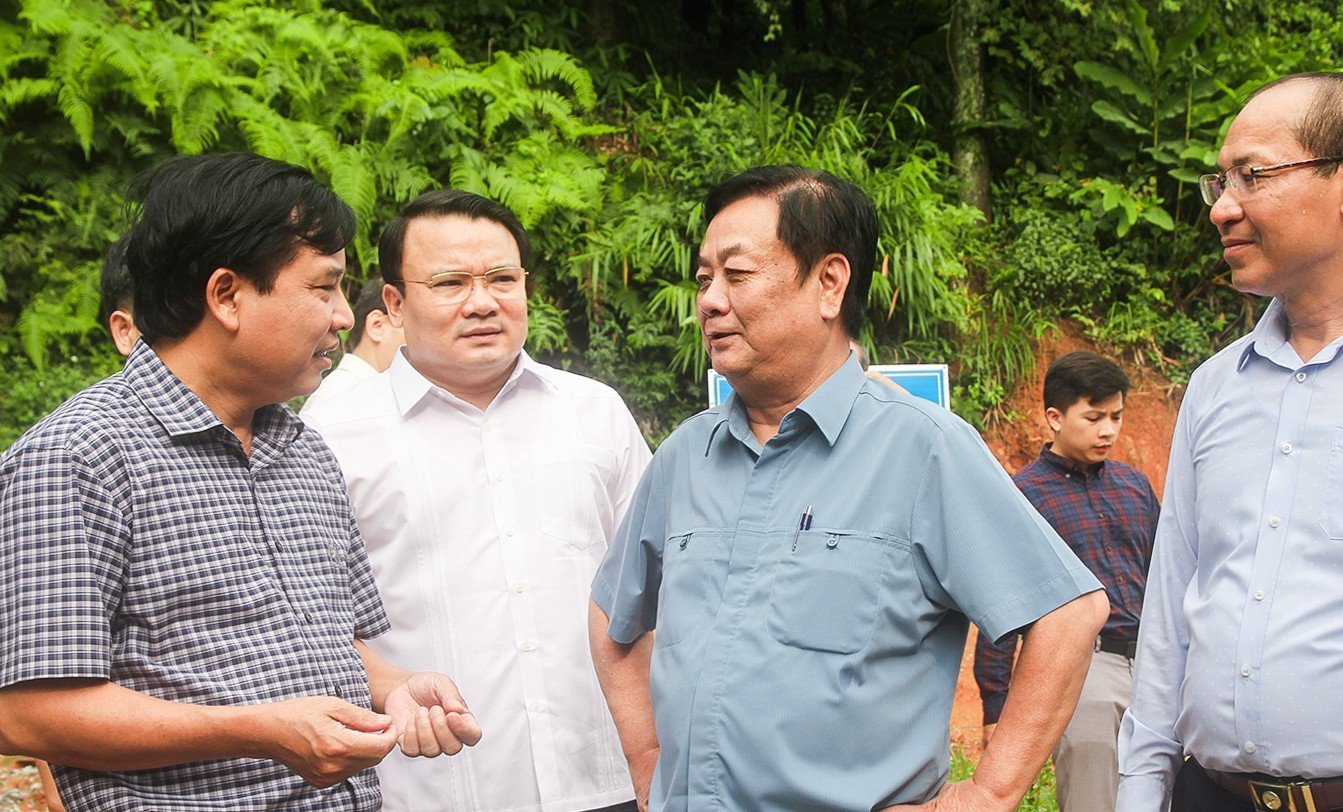 Phó Chủ tịch HĐND tỉnh Nghệ An Nguyễn Như Khôi (ngoài cùng bên trái) báo cáo với Bộ trưởng Lê Minh Hoan về các chính sách cho công tác bảo vệ phát triển rừng của tỉnh. Ảnh: Việt Khánh.