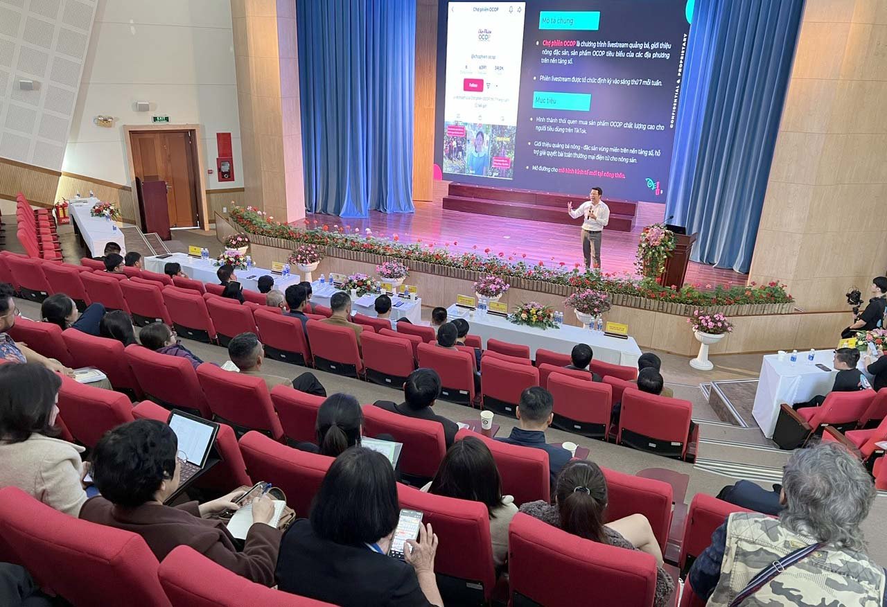 Hội nghị có sự tham gia của đại diện 150 doanh nghiệp sản xuất, kinh doanh nông sản trên địa bàn tỉnh Lâm Đồng và 25 đối tác là các công ty quản lý các sàn thương mại điện tử lớn như Shopee, Lazadade, Propii, TikTok… Ảnh: Minh Hậu.