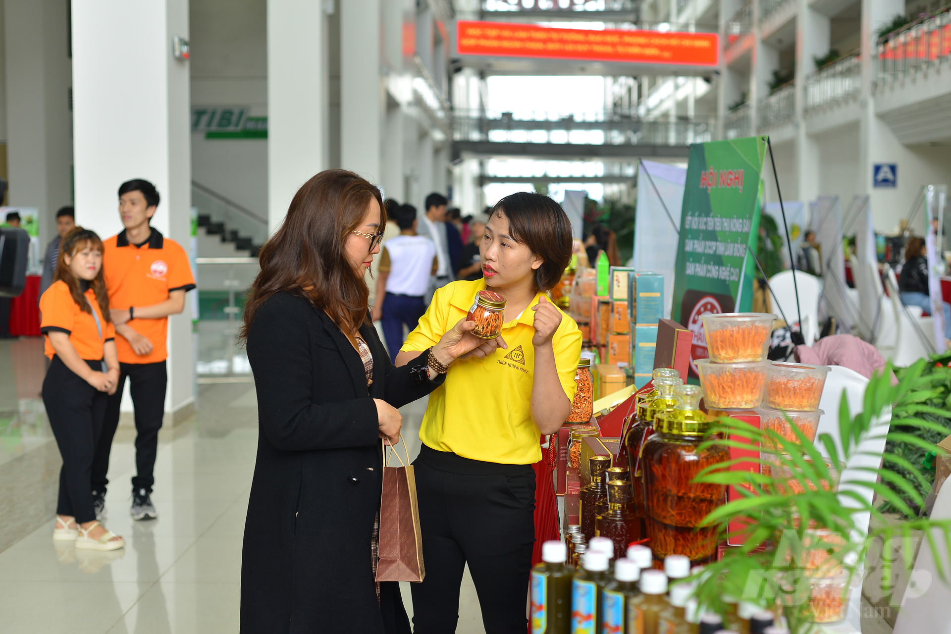 Hội nghị tổ chức 40 gian trưng bày các sản phẩm OCOP, sản phẩm nông thôn tiêu biểu, đặc trưng của tỉnh Lâm Đồng. Ảnh: Minh Hậu.
