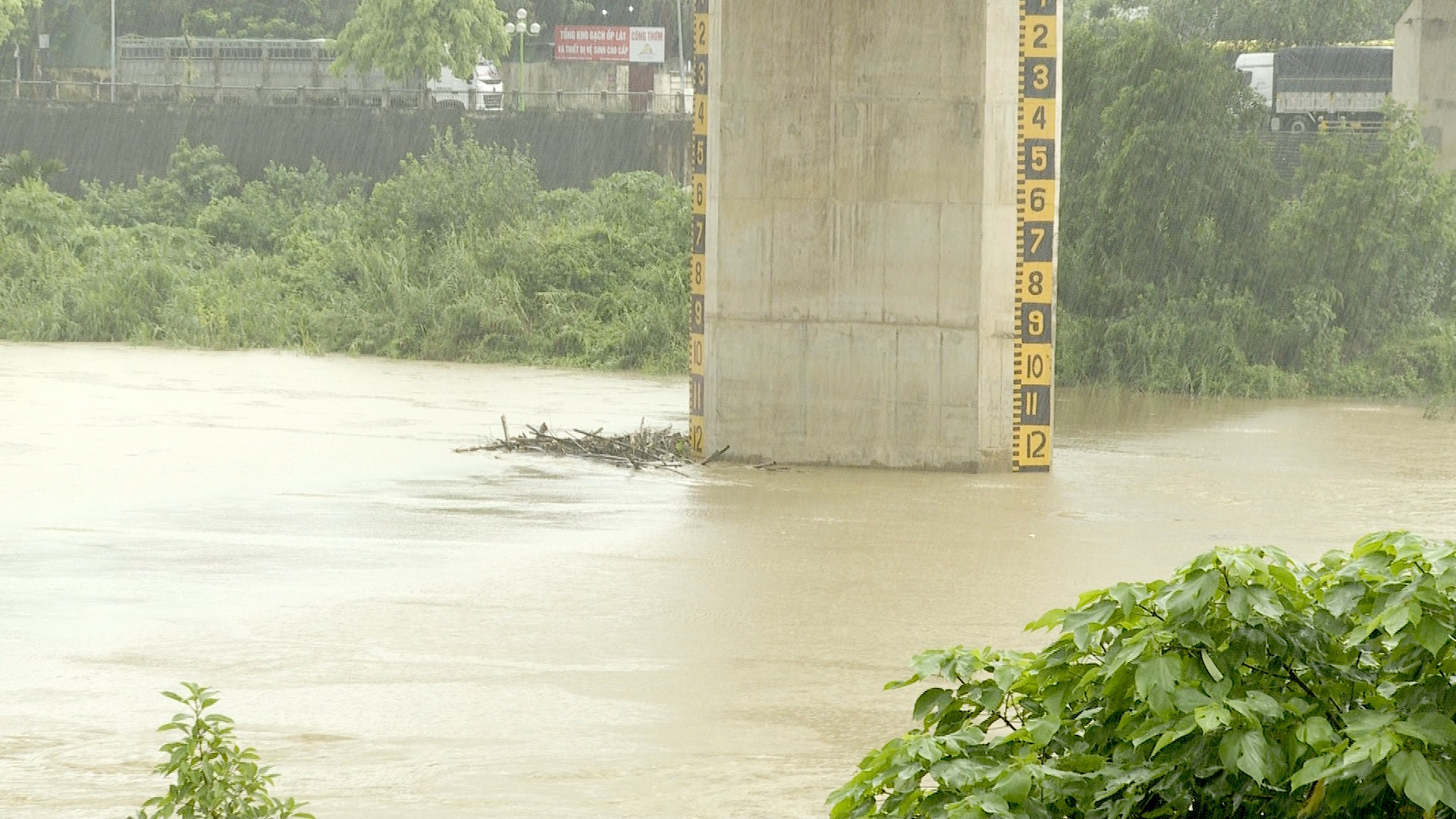 Nước lũ sông Hồng đoạn chảy qua thành phố Lào Cai dâng cao do mưa lớn kéo dài. Ảnh: H.Đ.