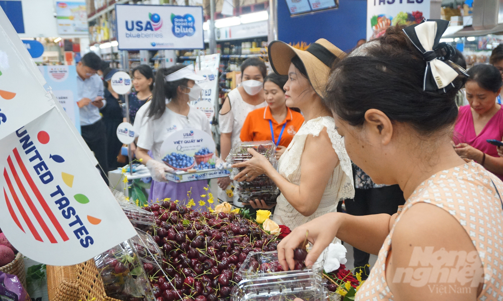 Nhiều người tiêu dùng TP.HCM lựa chọn cherry Mỹ với mức giá ưu đãi ngay trong ngày đầu khai mạc chương trình 'Khám phá Mỹ vị Hoa Kỳ' tại MM Mega Market An Phú (quận 2, TP.HCM). Ảnh: Nguyễn Thủy.