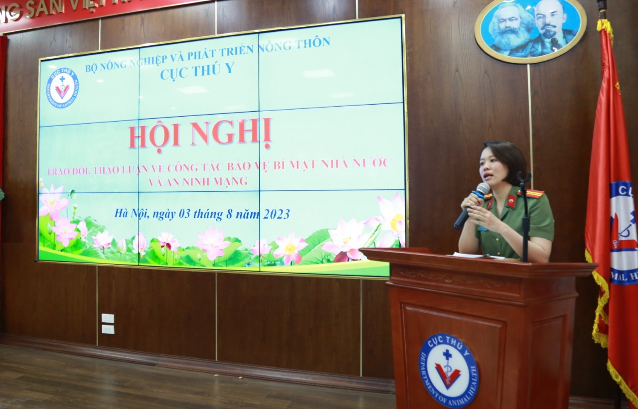 Thiếu tá Bùi Thúy Vân - Phòng Bảo vệ Bí mật nhà nước - Cục An ninh chính trị nội bộ (Bộ Công an) trình bày tham luận tại hội nghị. Ảnh: Huy Bình.