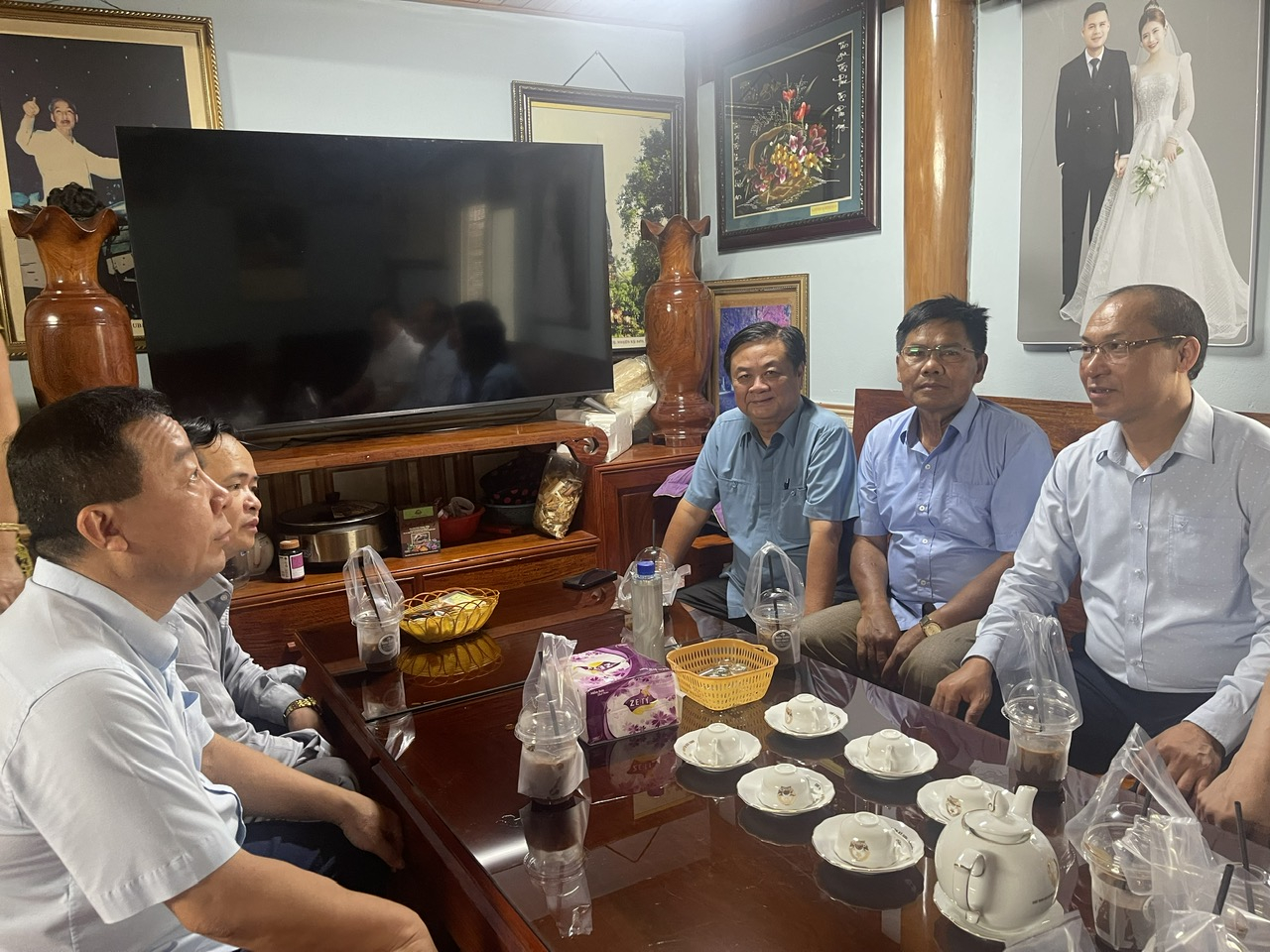 Bộ trưởng Lê Minh Hoan đến thăm nhà người bạn cũ, ông Moong Thanh Nghệ (người ngồi cạnh Bộ trưởng). Ảnh: Như Khôi.