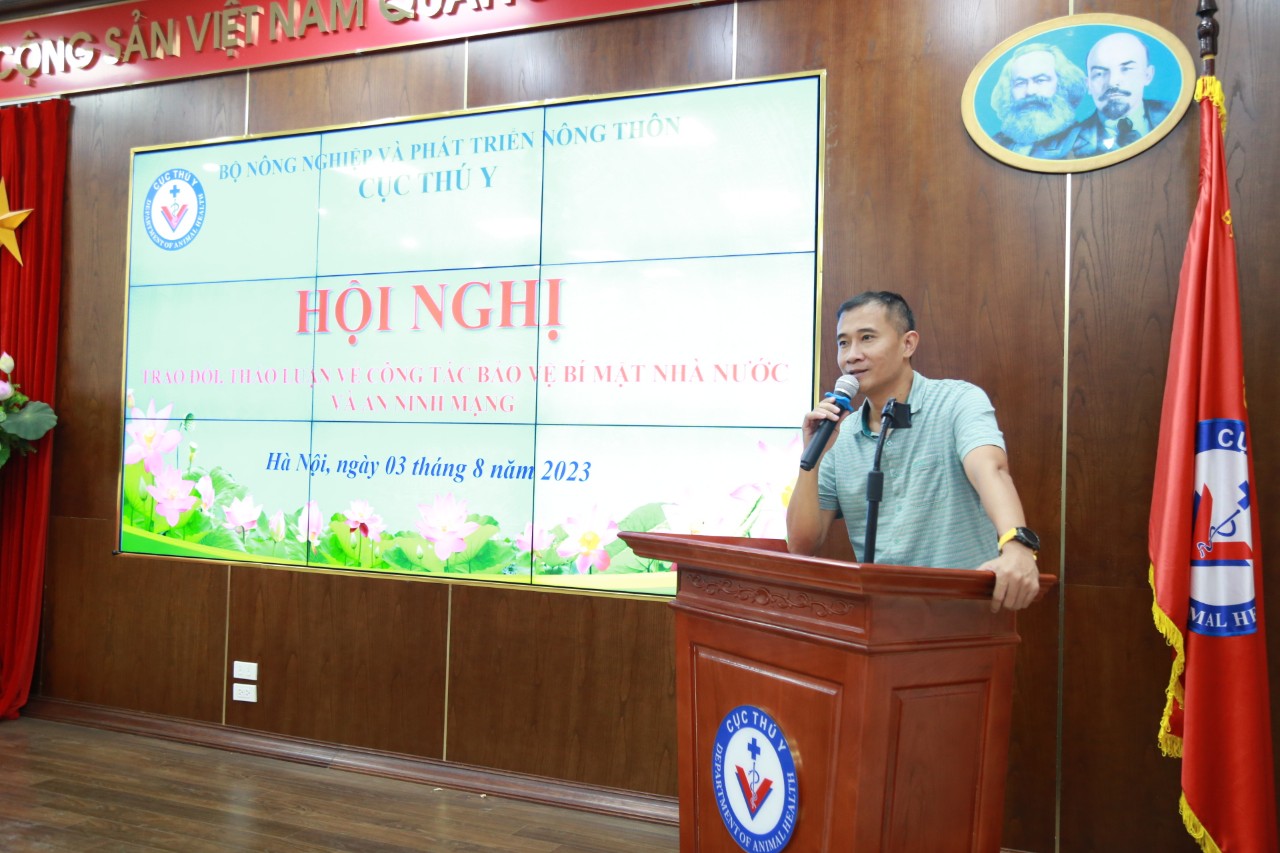 Thượng tá Nguyễn Anh Tuấn - Cục An ninh mạng và Phòng chống tội phạm công nghệ cao (Bộ Công an), phát biểu tại hội nghị. Ảnh: Huy Bình. 