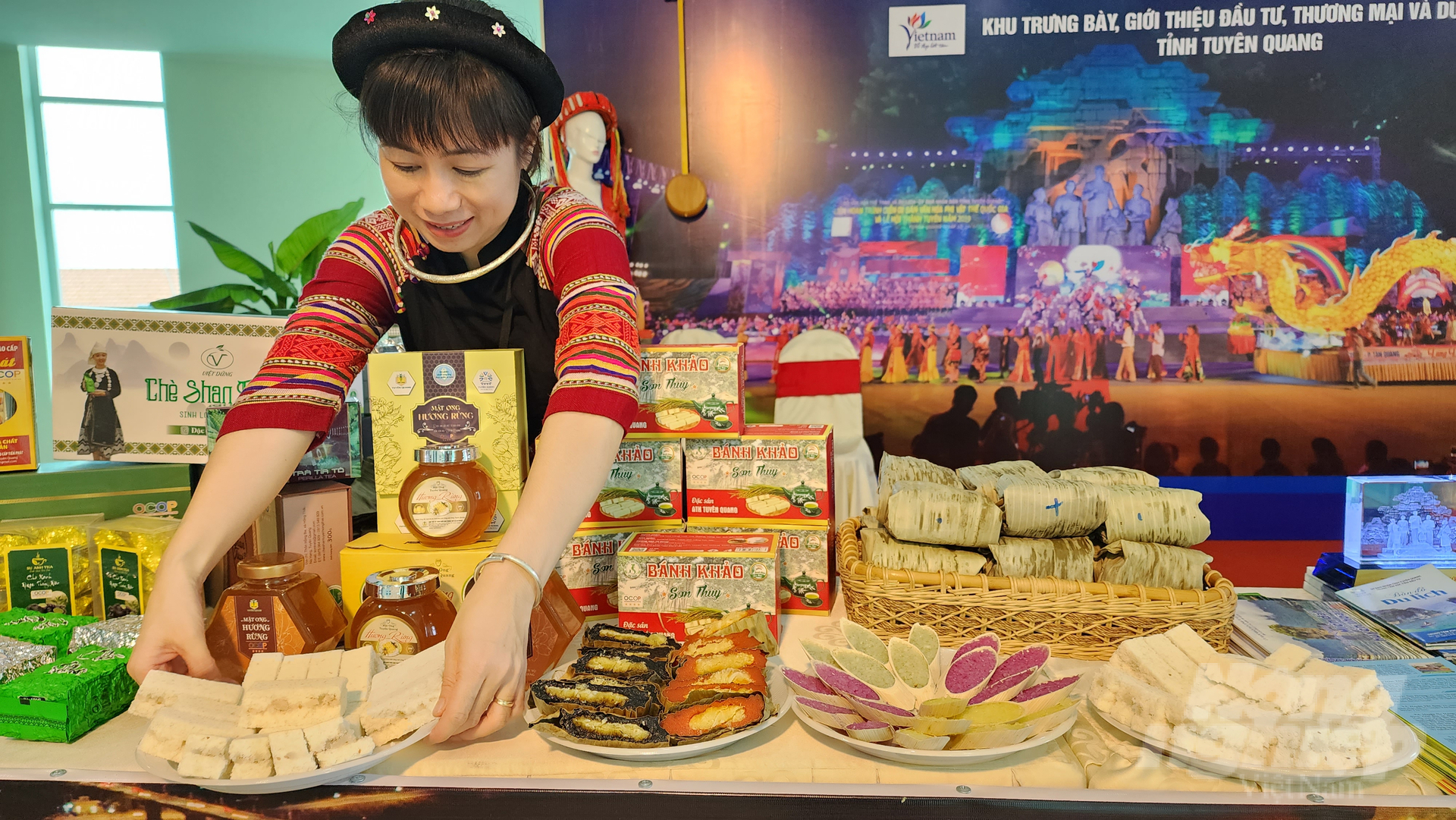 Các sản phẩm đặc sản tỉnh Tuyên Quang được trưng bày, giới thiệu Hội nghị truyền thông Lễ hội Thành Tuyên 2023. Ảnh: Kim Anh.