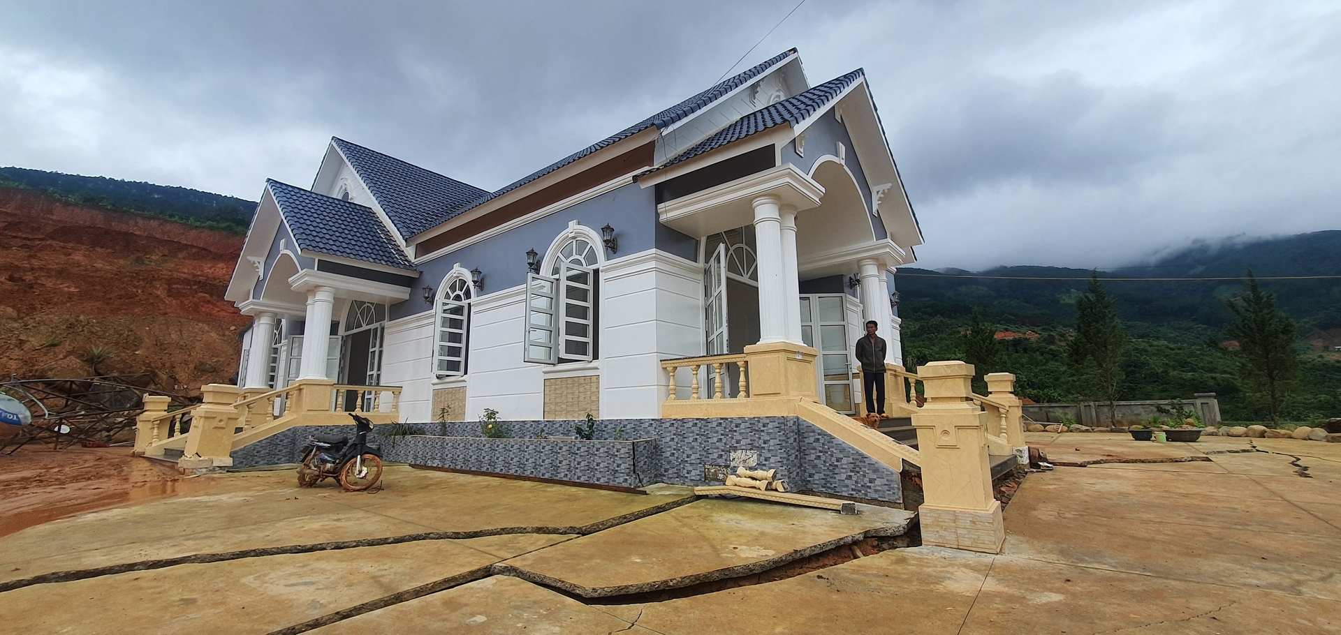 Căn nhà của ông Nguyễn Văn Thắng bị ảnh hưởng nghiêm trọng do tình trạng sạt lở đất.