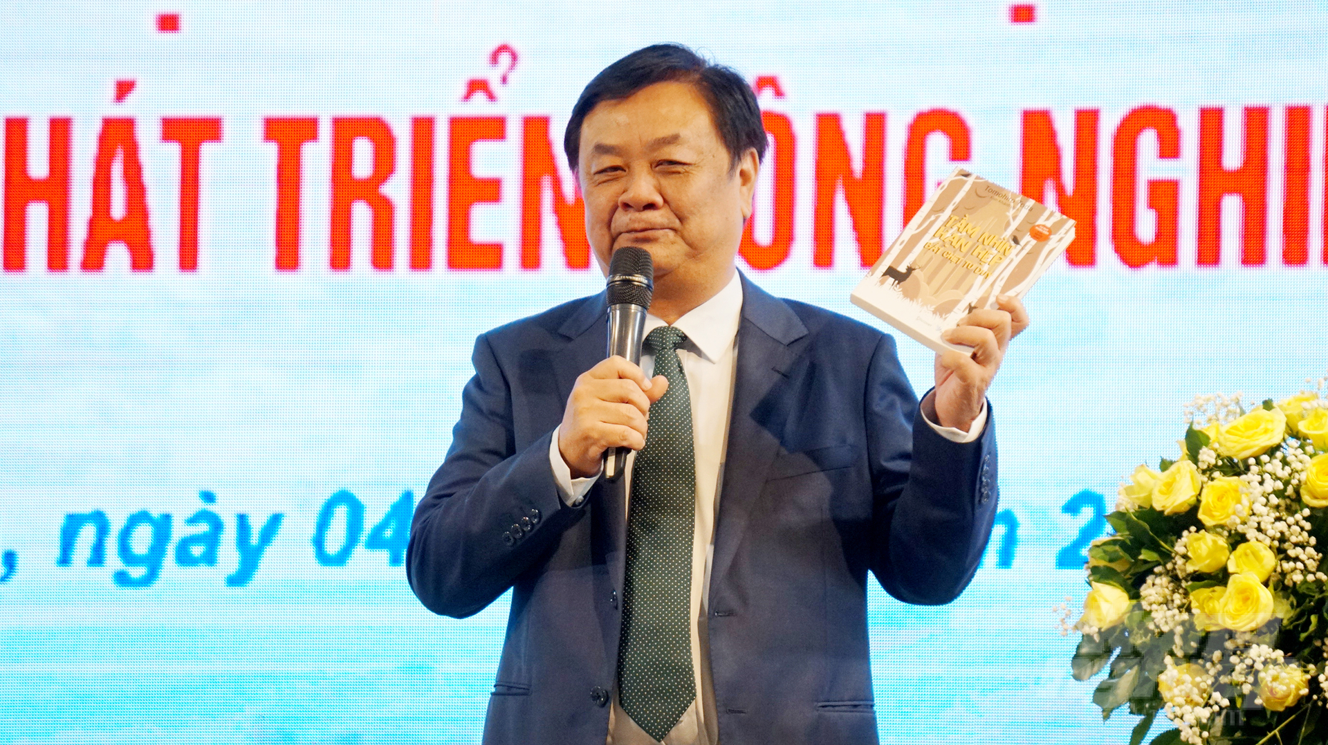 Bộ trưởng Bộ NN-PTNT Lê Minh Hoan giới thiệu với hội nghị về cuốn sách 'Tầm nhìn hạn hẹp, bắt chẹt tư duy'. Ảnh: Nguyễn Thủy.