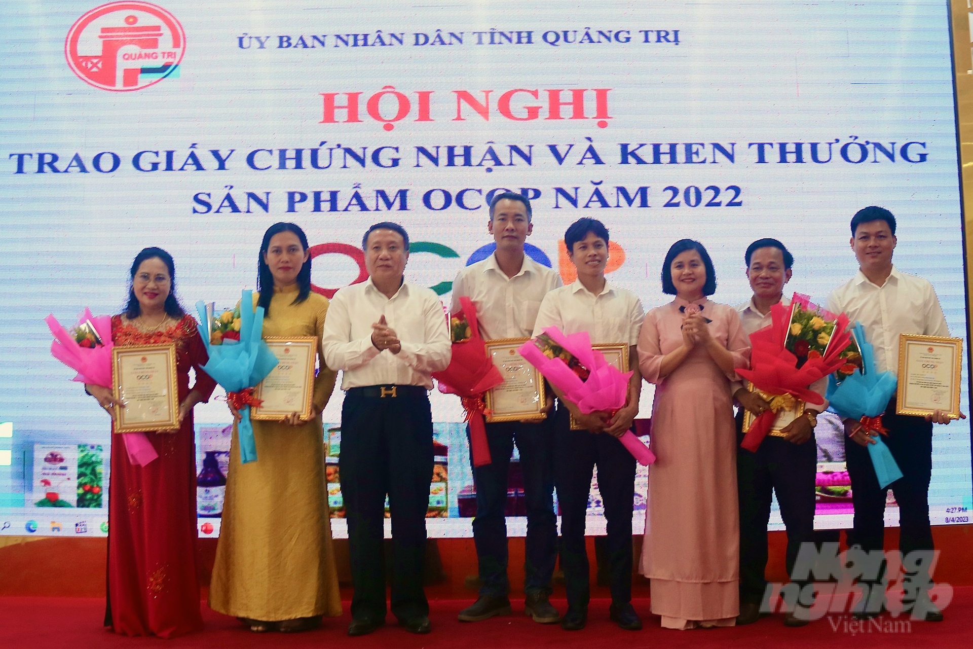 Ông Hà Sỹ Đồng, Phó Chủ tịch Thường trực UBND tỉnh trao giấy chứng nhận cho các chủ thể có sản phẩm được công nhận sản phẩm OCOP 4 sao năm 2022. Ảnh: VD.