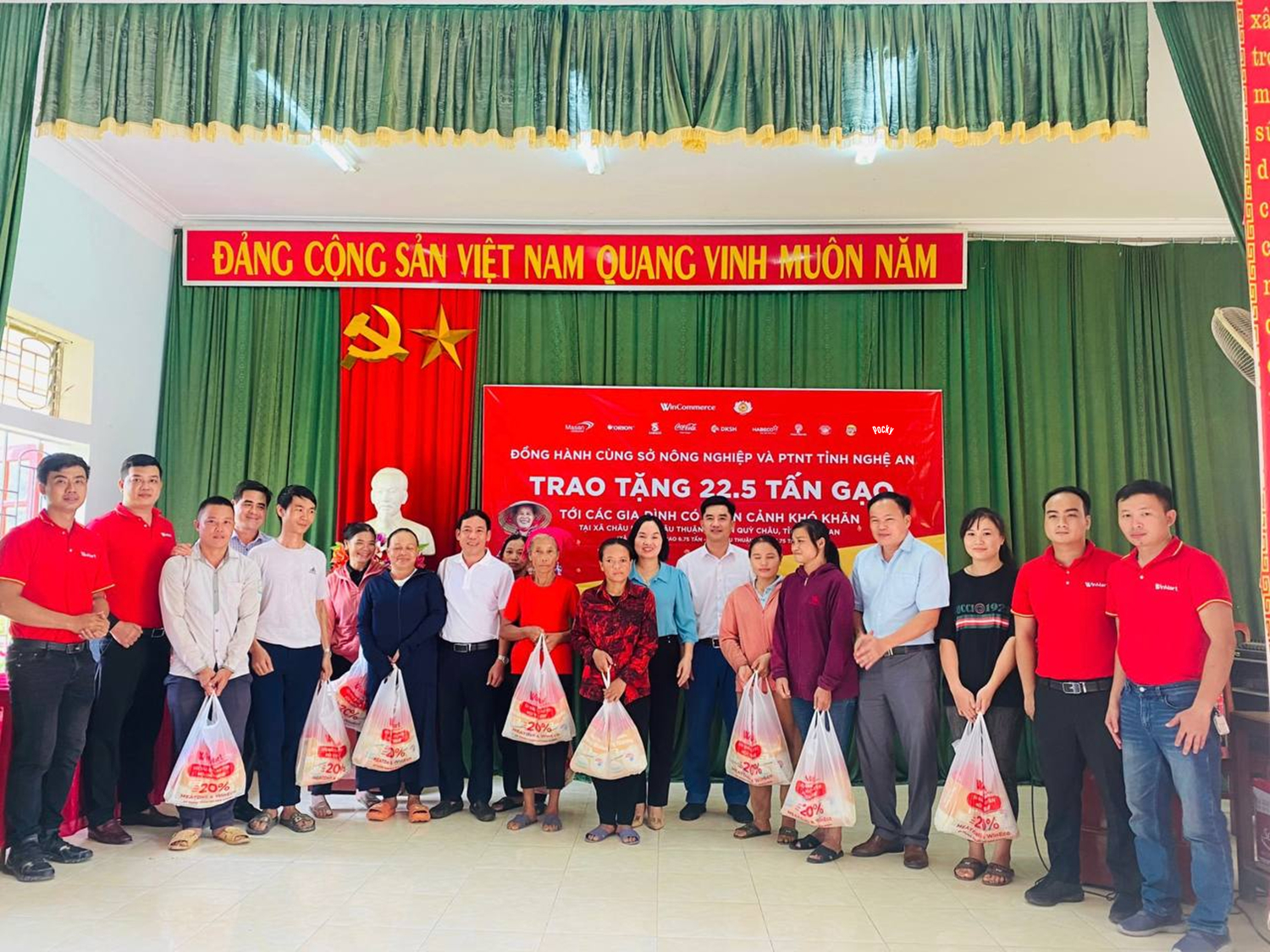 WinCommerce trao tặng 22,5 tấn gạo đến các hộ gia đình có hoàn cảnh khó khăn tại tỉnh Nghệ An.