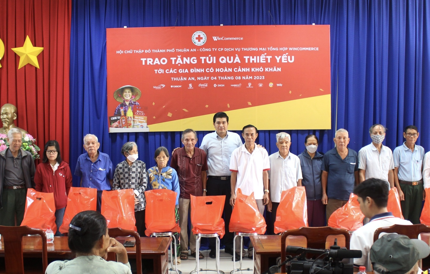 Các túi quà thiết yếu được trao tặng đến các hộ gia đình có hoàn cảnh khó khăn trên địa bàn thành phố Thuận An.