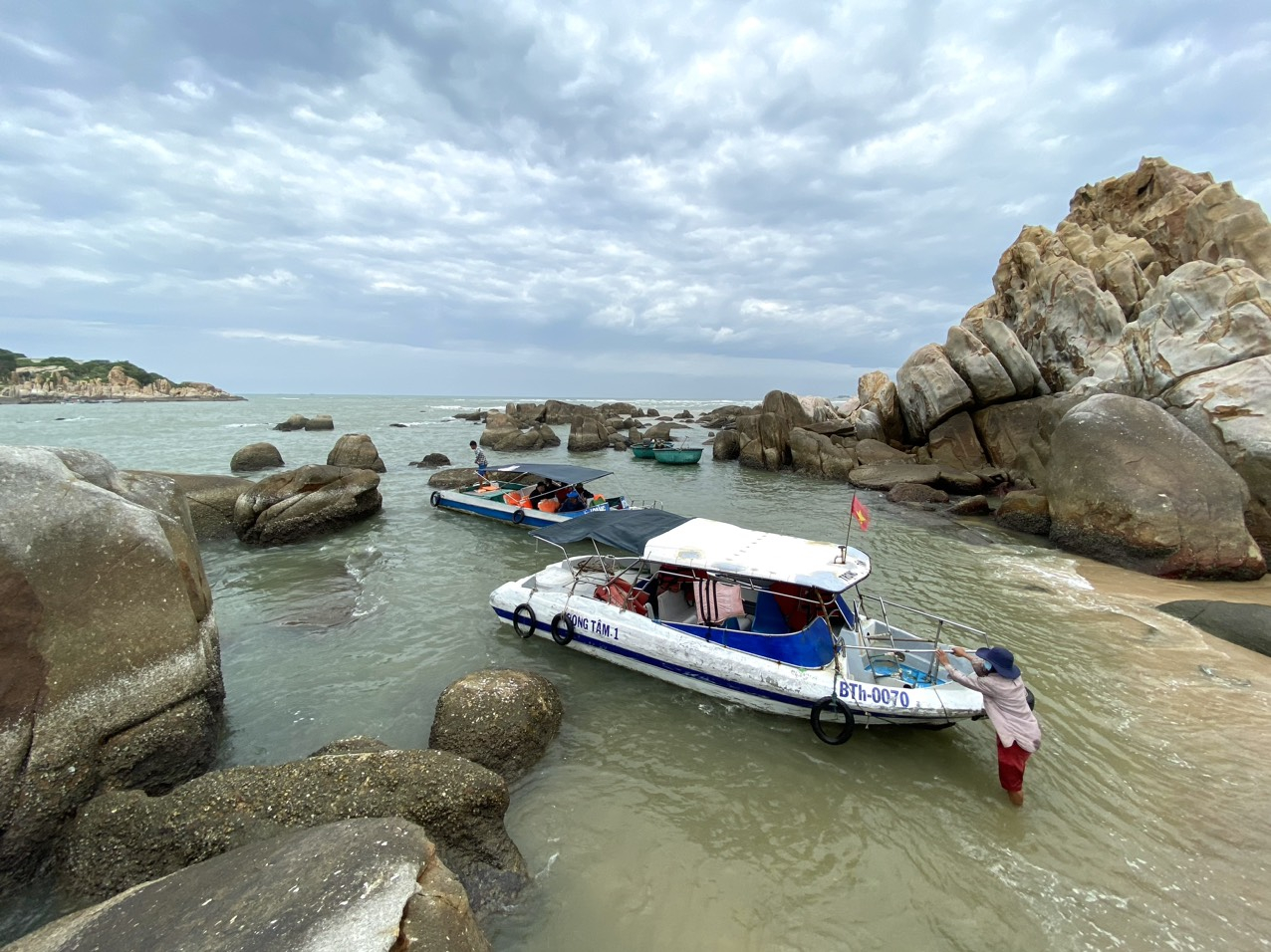 Du khách có thể di chuyển bằng thuyền dịch vụ sang thăm hải đăng Kê Gà.