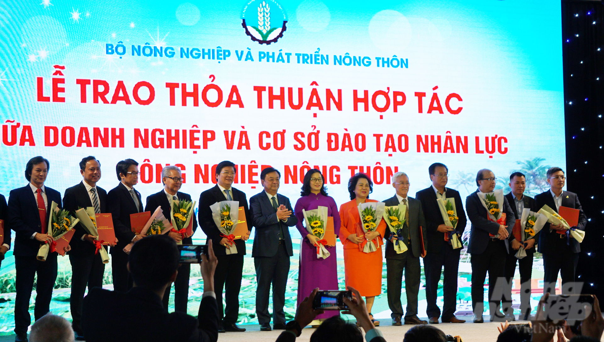 At the conference, there was a ceremony to award cooperation agreements between enterprises and training institutions for agricultural and rural human resources. Photo: Nguyen Thuy.