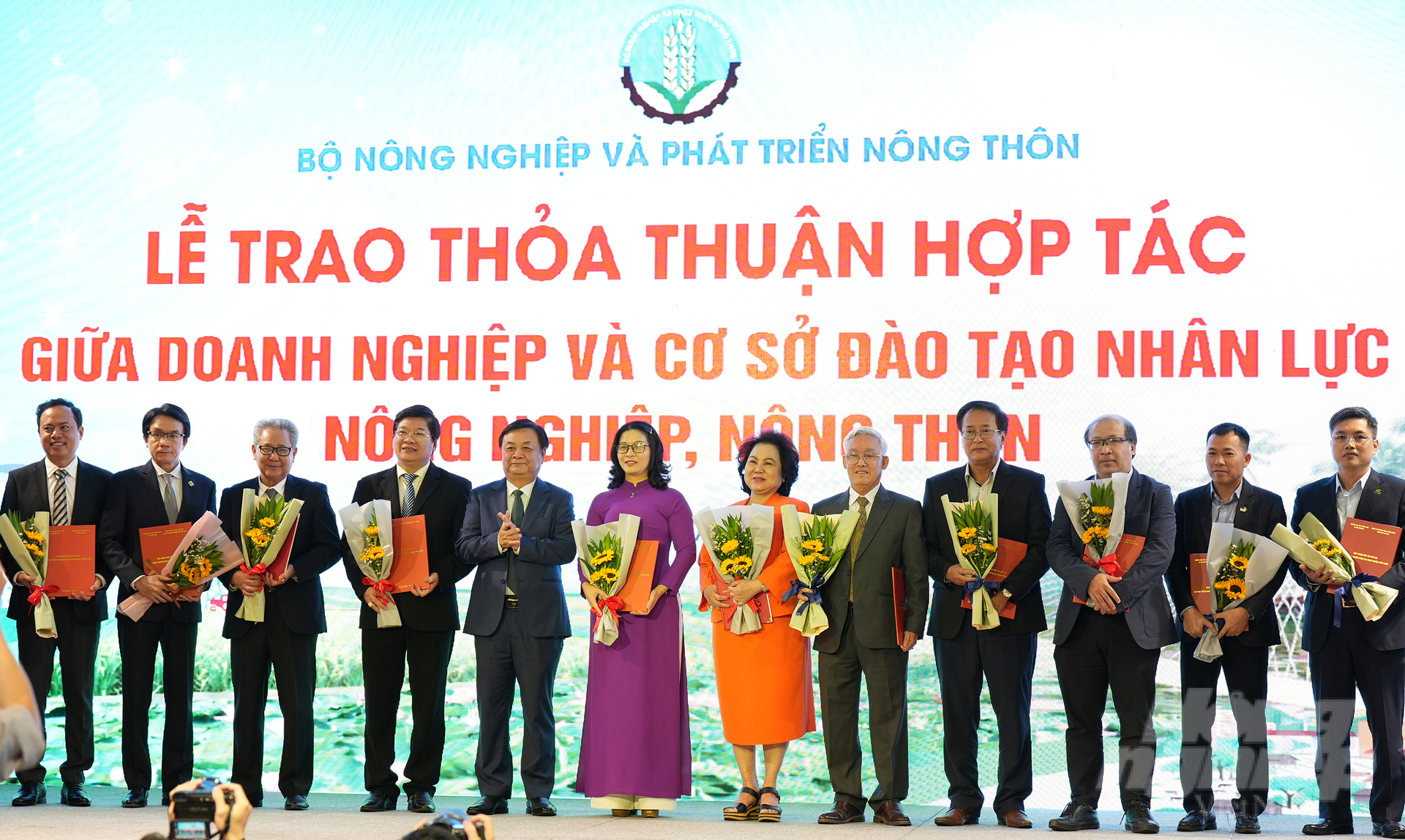 Vietnam National University of Agriculture has made an agreement to partner with businesses and groups to provide training on agricultural and rural human resources. Photo: Phuc Lap.