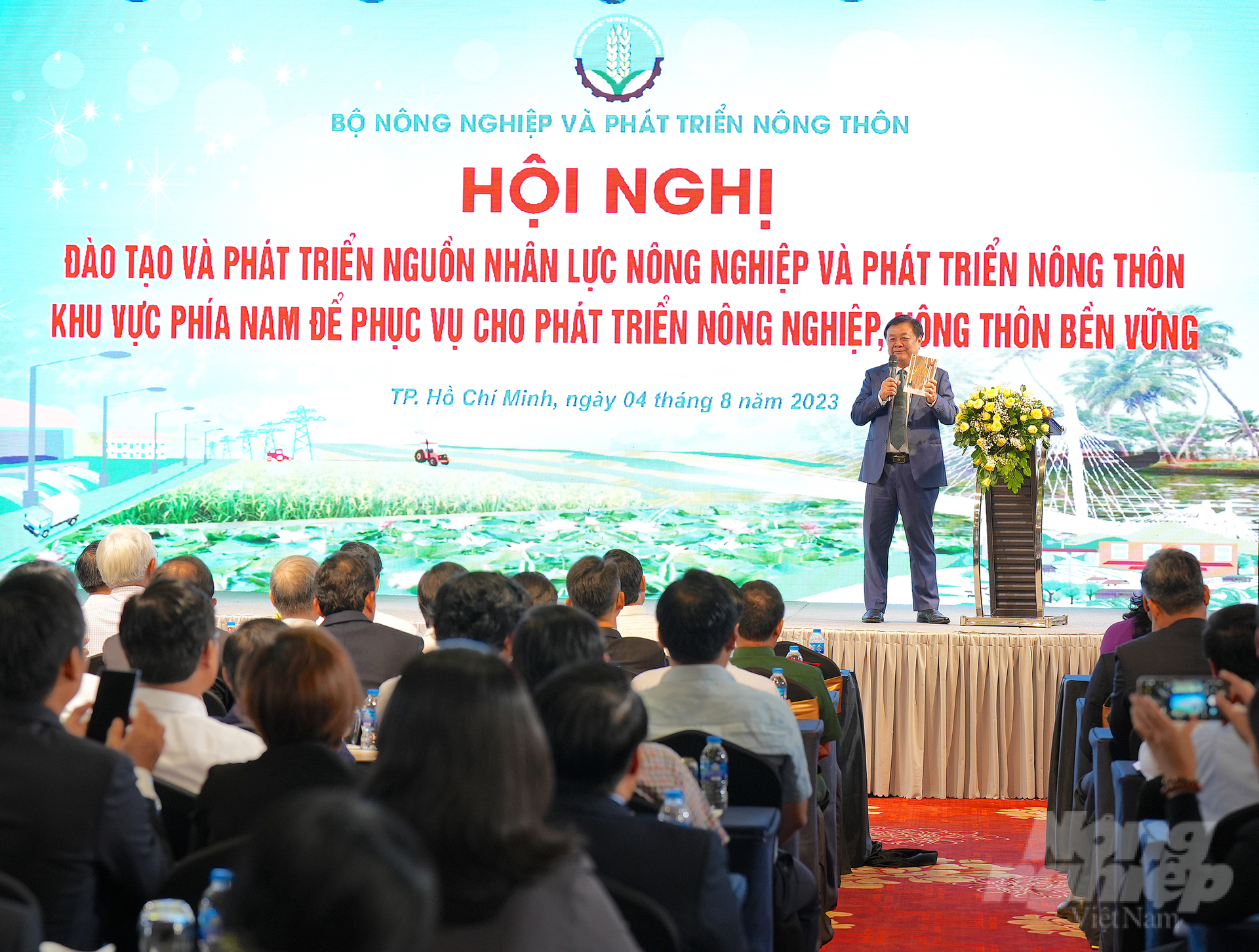 Minister of Agriculture and Rural Development Le Minh Hoan chairing the conference. Photo: Phuc Lap.