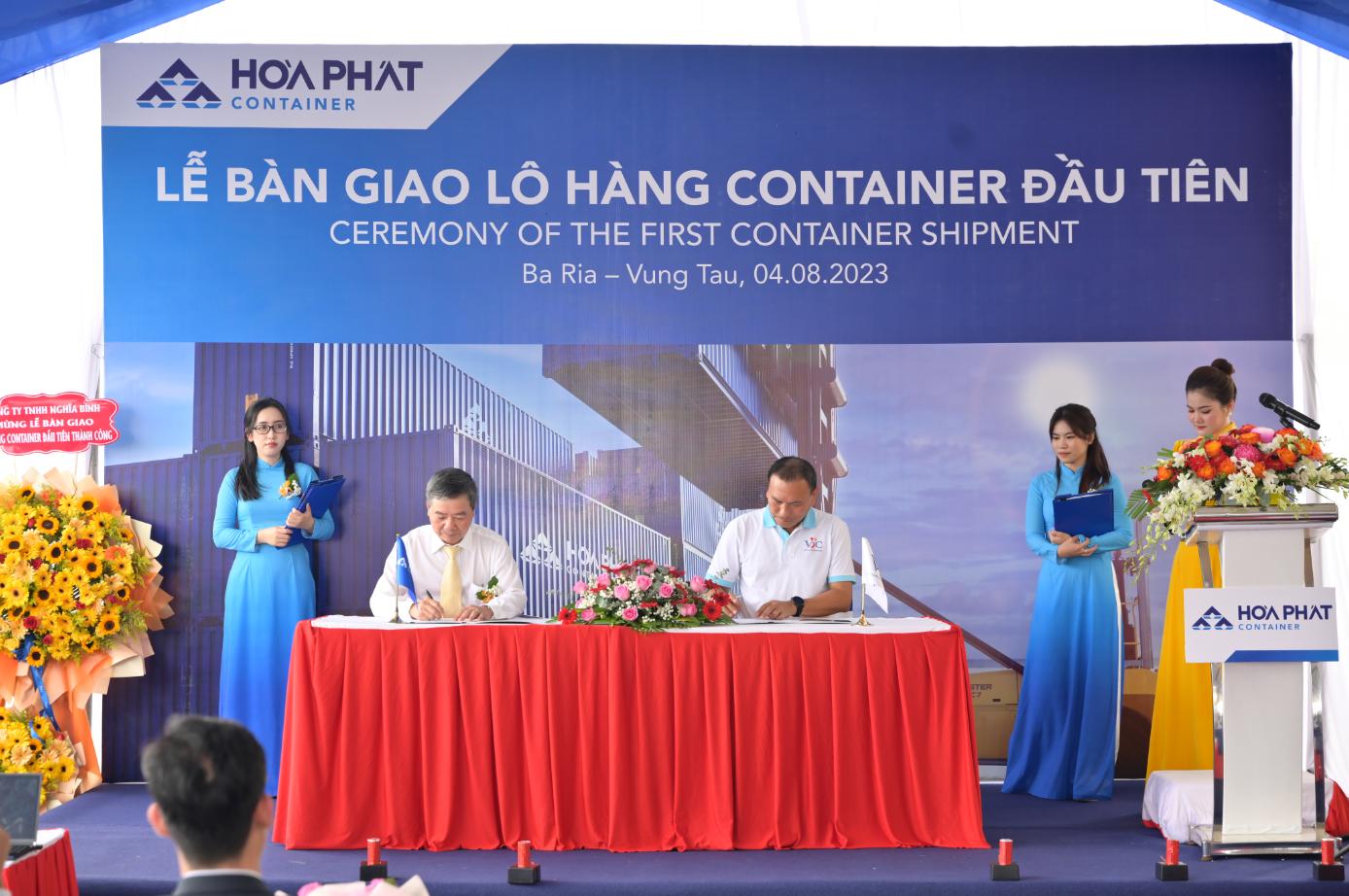 Hòa Phát bàn giao lô container đầu tiên cho đối tác Vietsun, đồng thời ký kết hợp đồng tiếp theo cùng Công ty New Way Lines với số lượng 500 container loại 20 feet.