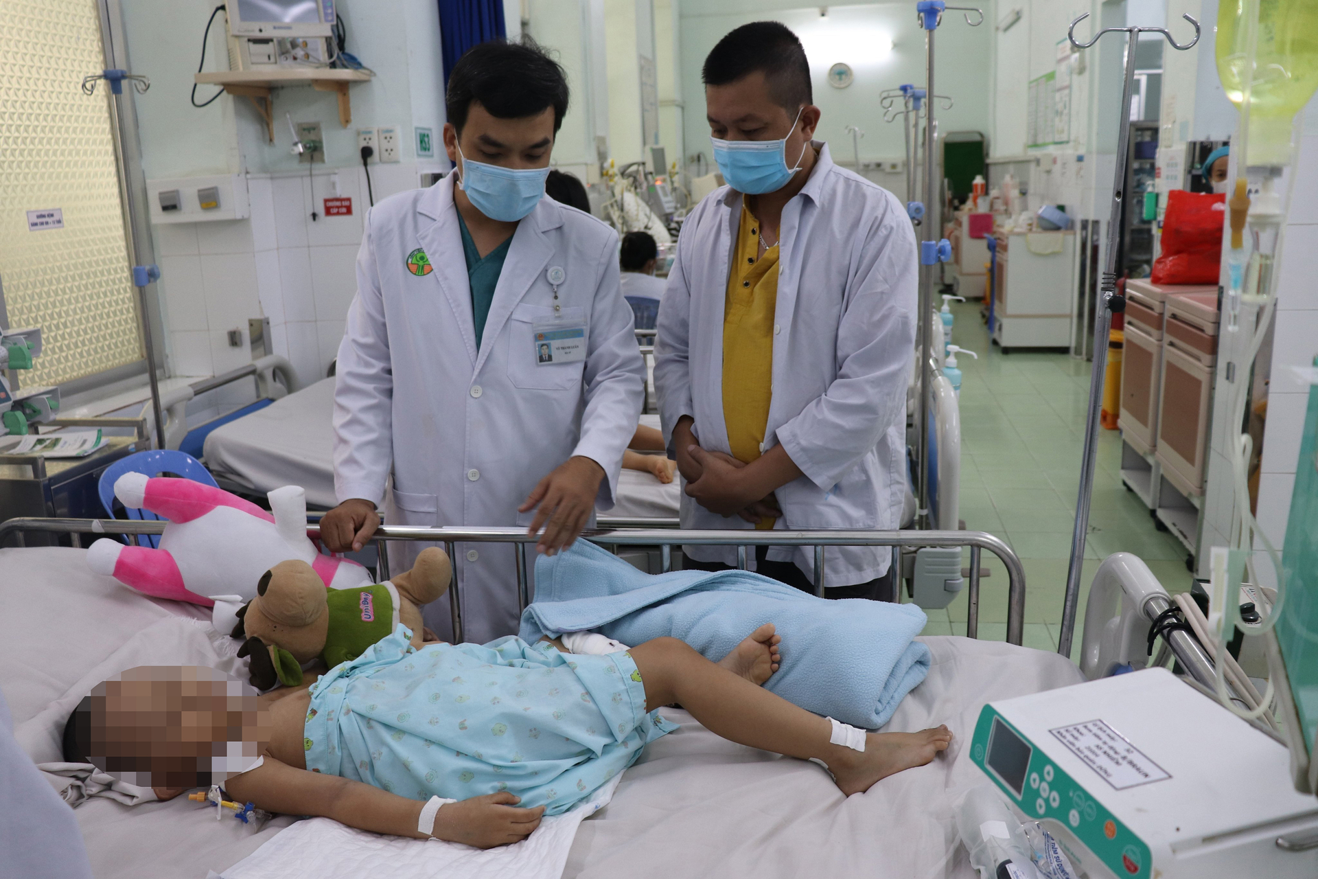 BS.CK1 Võ Thành Luân, Phó trưởng khoa Hồi sức Nhiễm và Covid-19, Bệnh viện Nhi đồng 2 trao đổi với người nhà bệnh nhi mắc tay chân miệng. Ảnh: BVCC.
