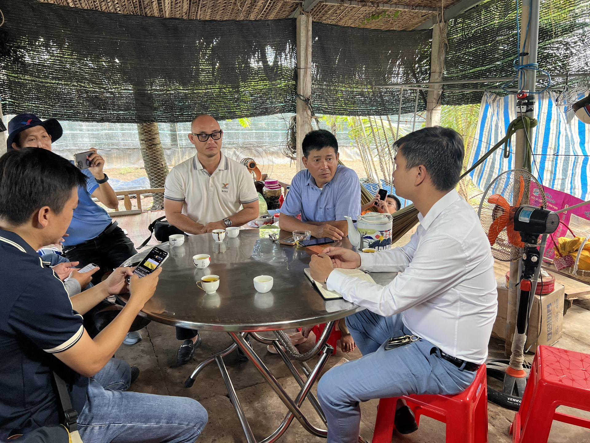 Phóng viên Báo Nông nghiệp Việt Nam trao đổi với các hộ nuôi tôm trên địa bàn TP Bạc Liêu. Ảnh: TL.