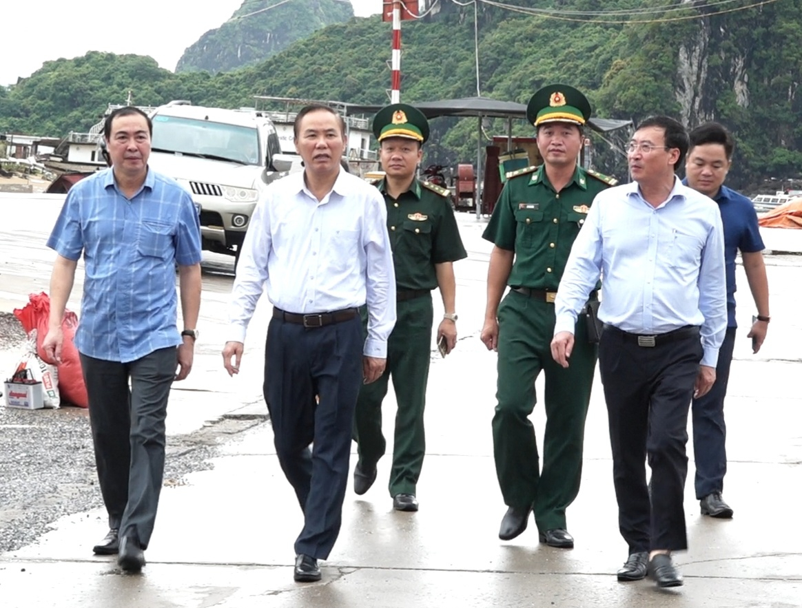 Thứ trưởng Bộ NN-PTNT Phùng Đức Tiến kiểm tra thực tế tại cảng Cái Rồng (huyện Vân Đồn, Quảng Ninh). Ảnh: Nguyễn Thành.