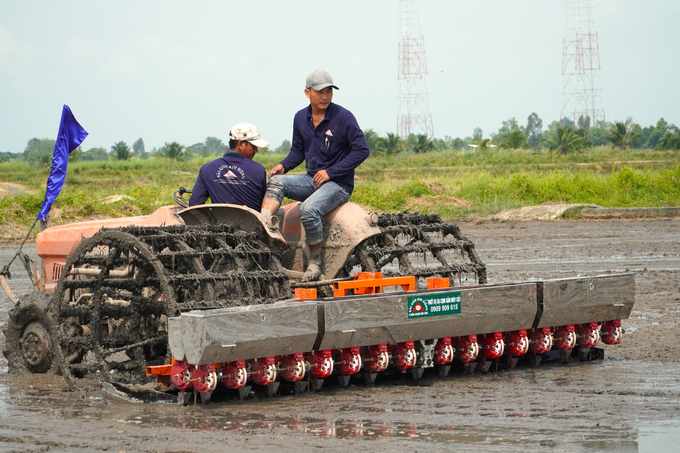 Currently, cluster sowing machines are considered to be integrated with many advantages in rice cultivation, but are still limited when applied in the Red River Delta due to the small field size. Photo: KT.