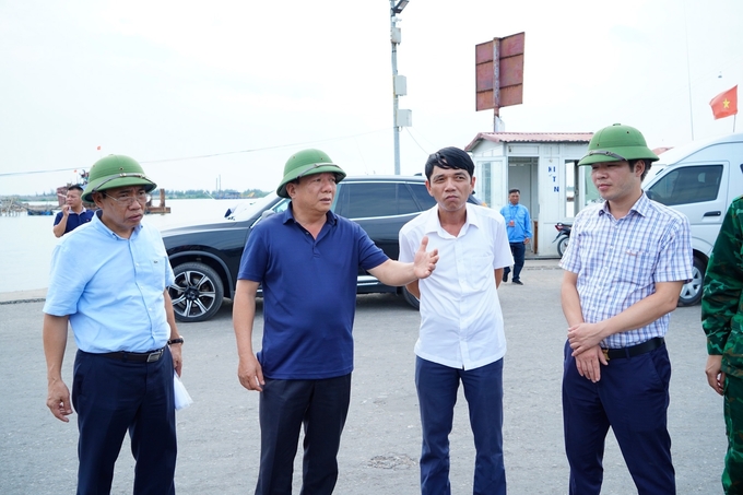 Lãnh đạo thành phố Hải Phòng kiểm tra công tác ứng phó bão đổ bộ trên địa bàn huyện Cát Hải. Ảnh: Đinh Mười.