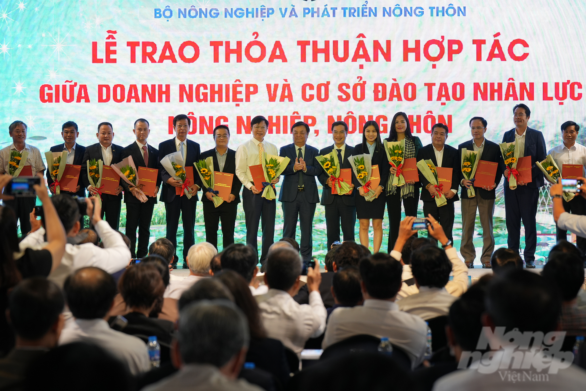 At the meeting, a cooperation agreement ceremony took place between businesses and agricultural and rural human resource training institutions. Photo: Phuc Lap.