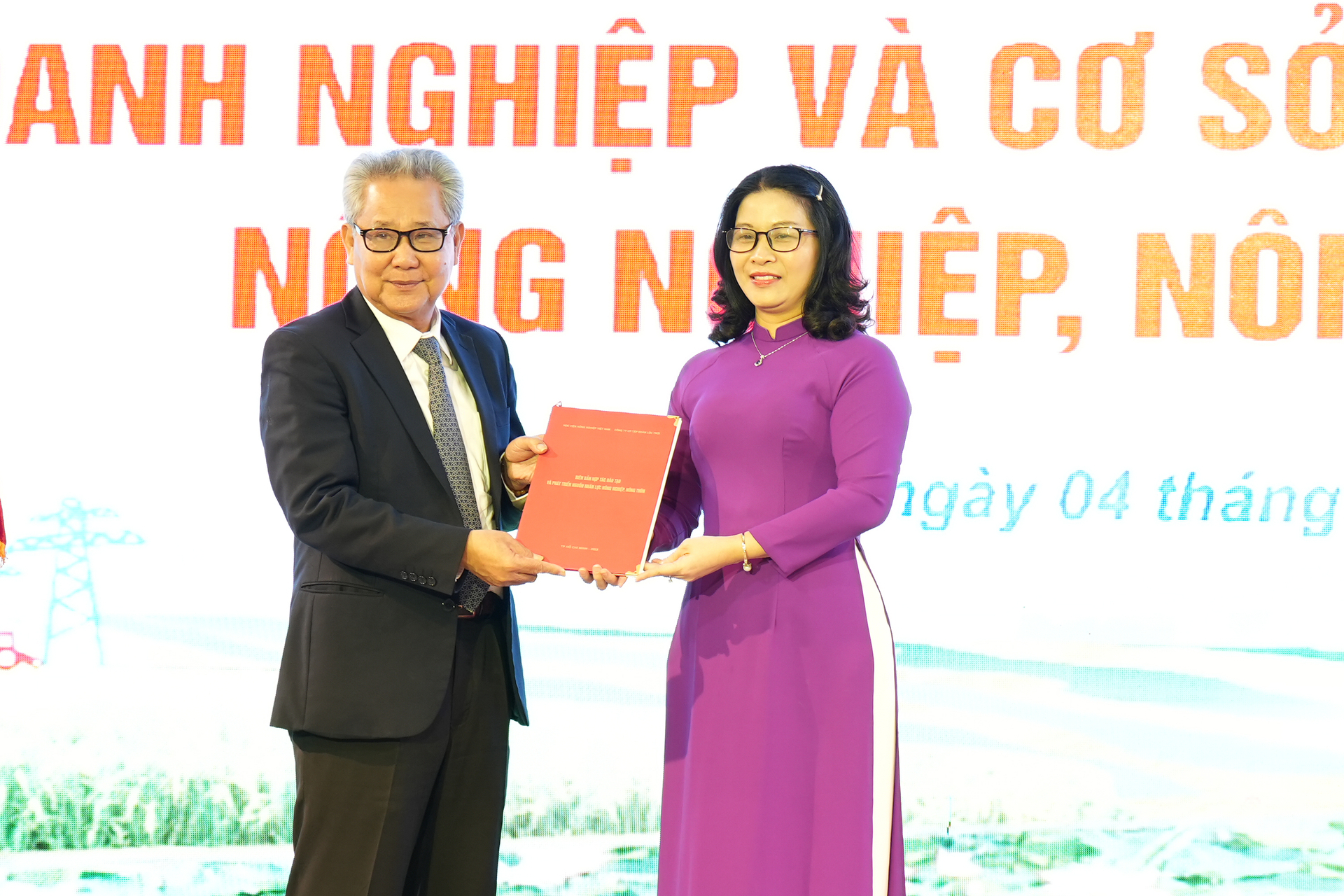 Loc Troi Group signed a cooperation agreement with the Vietnam National University of Agriculture. Photo: Phuc Lap.