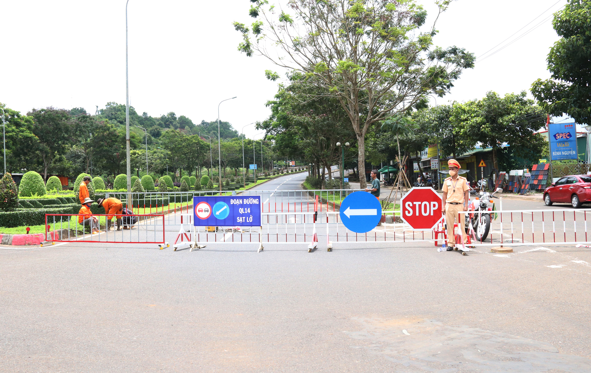 Lực lượng chức năng túc trực, điều tiết giao thông. Đối với phương tiện lưu thông hướng Đắk Lắk - TPHCM, cả xe máy, xe thô sơ và ô tô di chuyển cùng một làn.