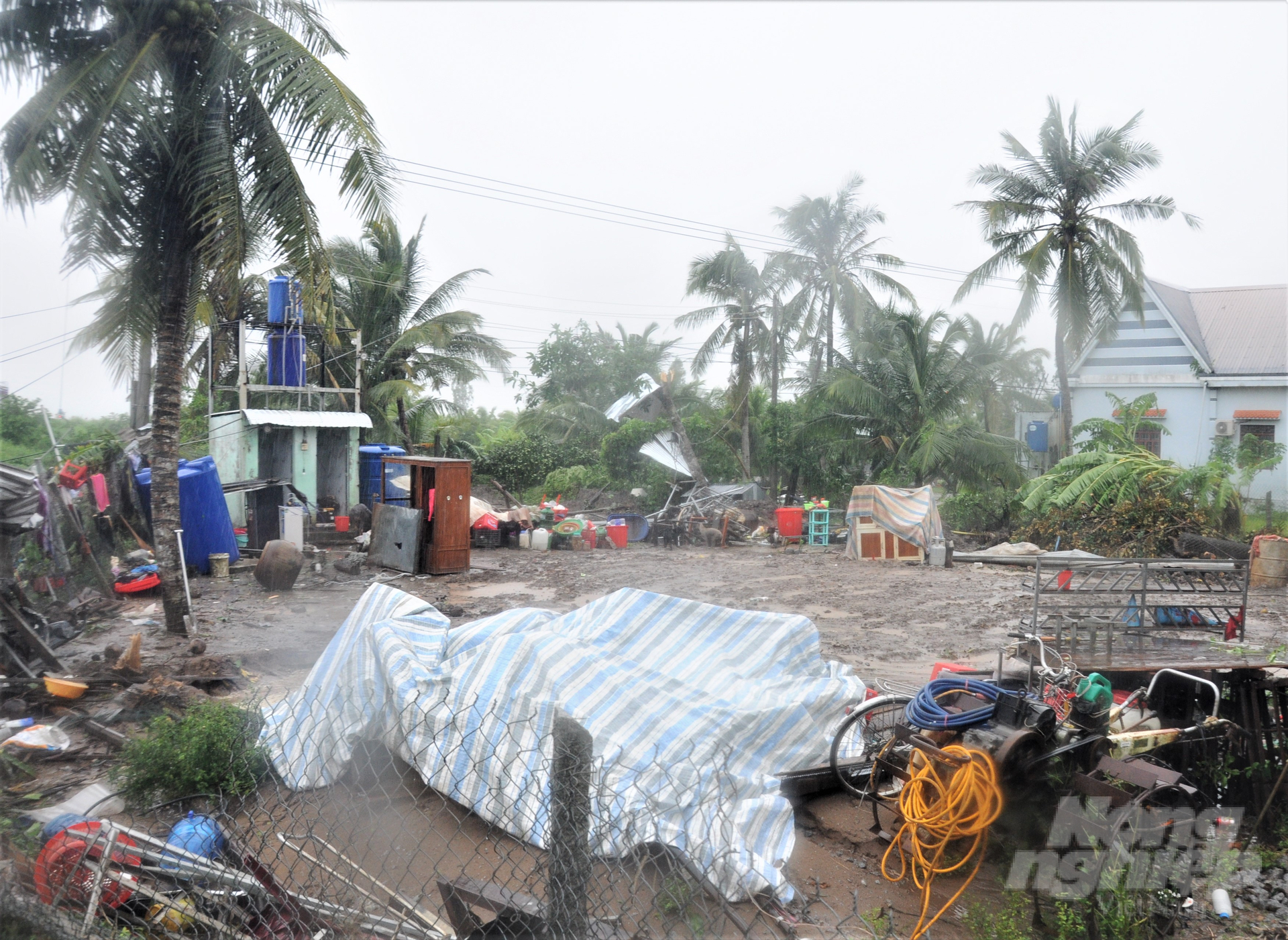 Một căn nhà của người dân trên địa bàn huyện Châu Thành bị dông lốc cuốn bay mất, chỉ còn trơ lại nền và đồ đạc ngổn ngang. Ảnh: Trung Chánh.