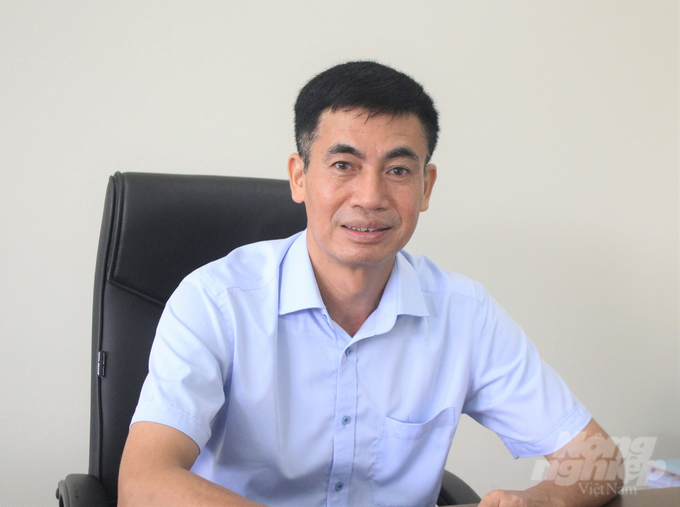 Mr. Hoang Van Hong, Deputy Director of the National Center for Agricultural Extension, suggests solutions to promote the mechanization of sowing in the Red River Delta. Photo: Trung Quan.