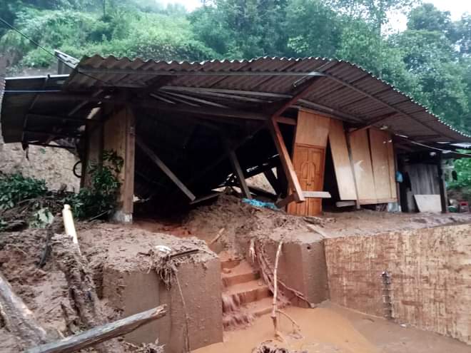 Một ngôi nhà ở huyện Mù Cang Chải (Yên Bái) bị sạt lở, đất đá xô vào nhà. Ảnh: Người dân cung cấp.