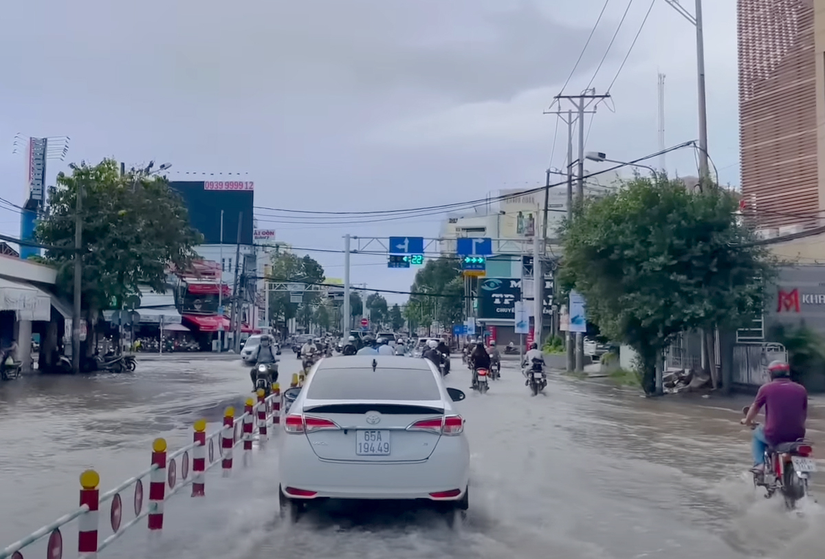 Một đường phố ở Cần Thơ bị ngập do triều cường. Ảnh: Sơn Trang.