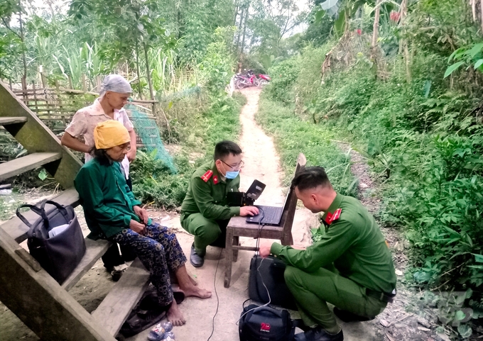 Lực lượng công an huyện Lâm Bình đến nhà dân hỗ trợ người dân làm căn cước công dân. 