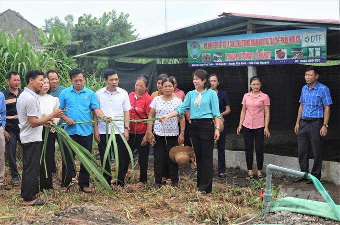 Trung tâm Khuyến nông tỉnh Thái Nguyên đã hướng dẫn, hỗ trợ bà con triển khai mô hình nông nghiệp tuần hoàn. Ảnh: Phạm Hiếu.