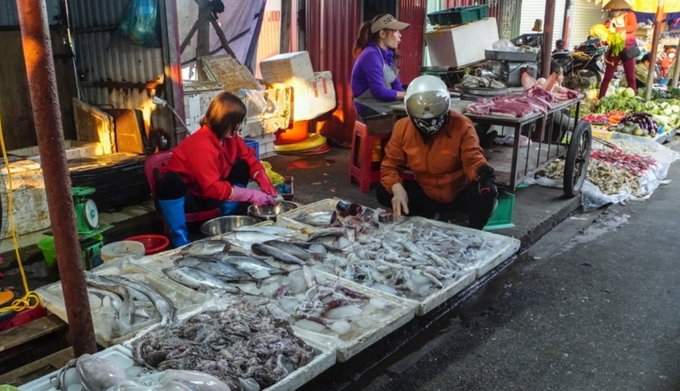 Thực phẩm bày la liệt tại chợ Minh Kha, xã Đồng Thái. Ảnh: Quang Dũng.