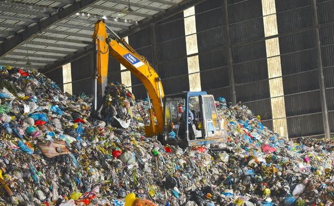 Trong thời gian khắc phục sự cố ô nhiễm môi trường tại bãi rác An Hiệp, rác thải tại TP Bến Tre và huyện Châu Thành được tạm thời đưa về bãi rác Hữu Định. Ảnh: Minh Đảm.