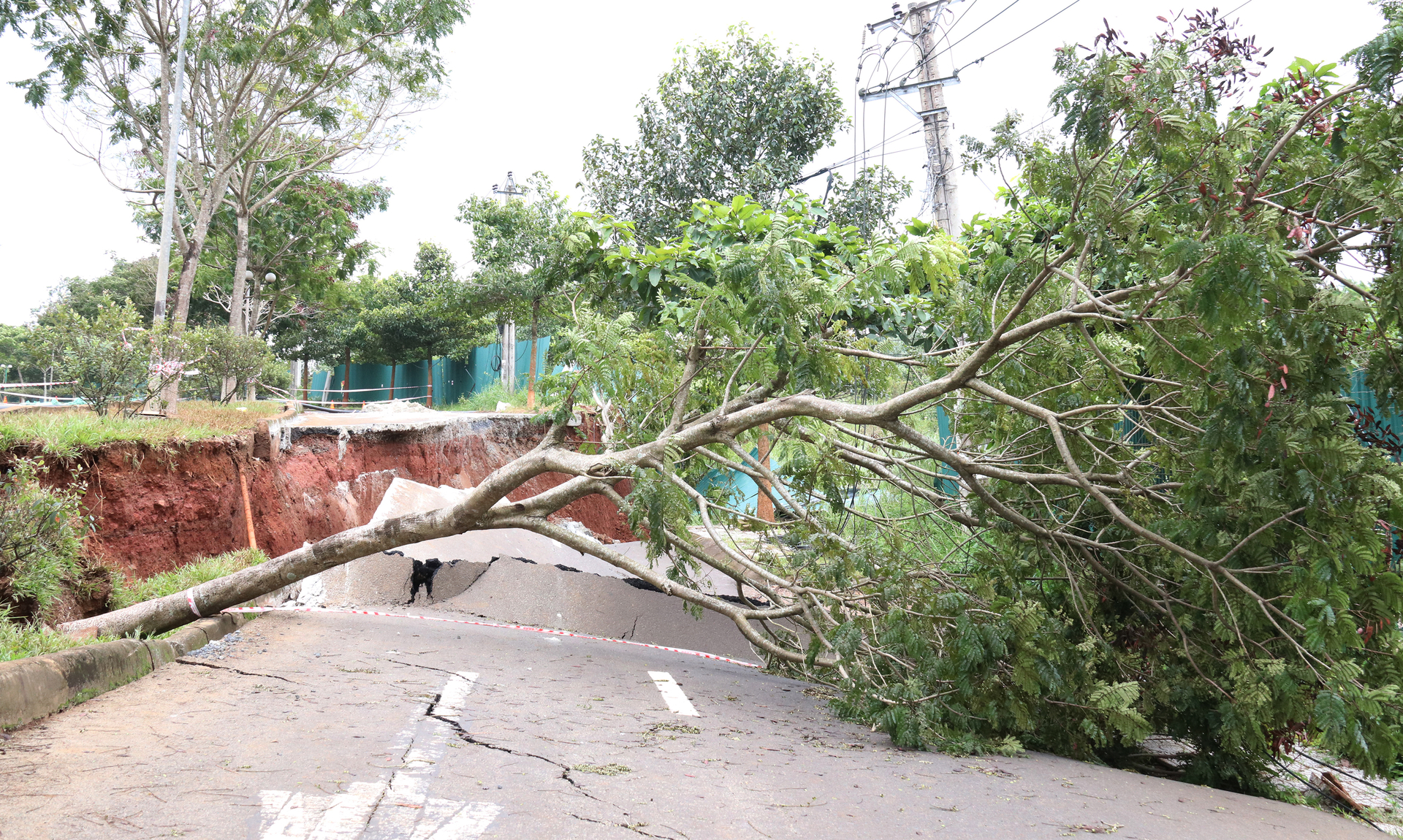 Heavy rain caused the Ho Chi Minh road section in Dak Nong to be split in half, subsided for over 3 meters. Photo: Quang Yen.