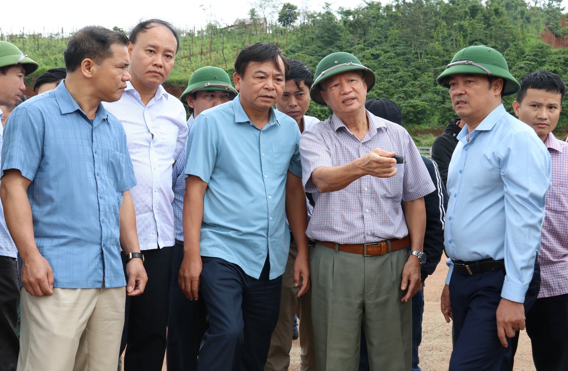 Deputy Minister Nguyen Hoang Hiep and the delegation inspect the incident at the Dak N'ting irrigation project. Photo: Quang Yen.