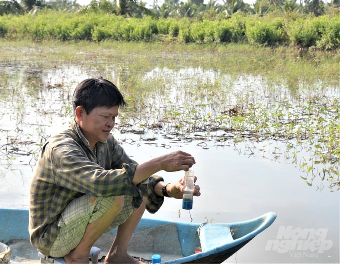Nông dân huyện An Minh kiểm tra chất lượng nguồn nước trong quá trình nuôi tôm, kịp thời phòng chống dịch bệnh khi môi trường có biến động mạnh. Ảnh: Văn Vũ.