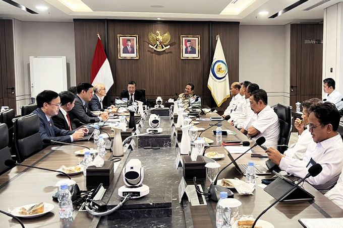 Thứ trưởng Hoàng Trung làm việc với Bộ trưởng Bộ Biển và Nghề cá Indonesia, Ngài Sakti Wahyu Trenggono. Ảnh: Thanh Thanh.