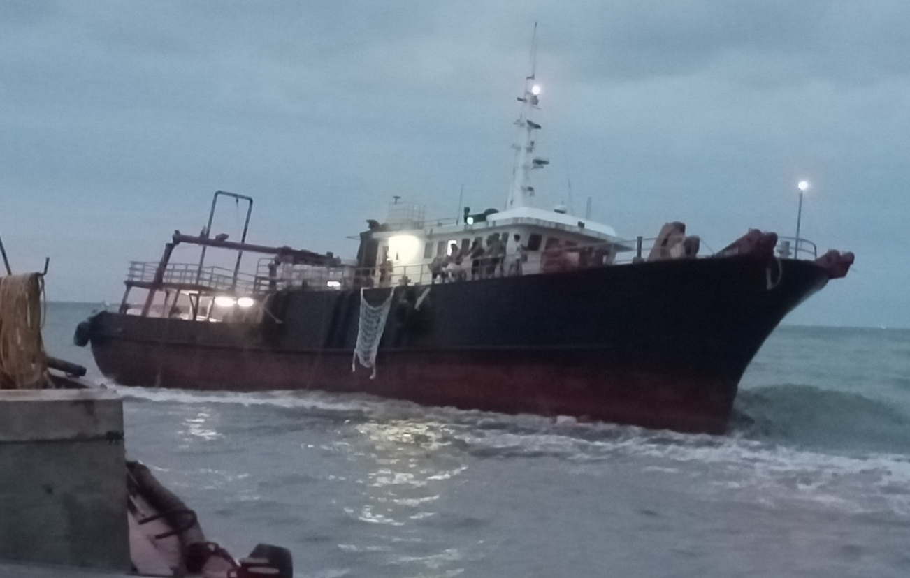 Tàu Glory (Trung Quốc) gặp nạn tại đê chắn cát luồng Lạch Huyện (huyện Cát Hải, TP Hải Phòng).