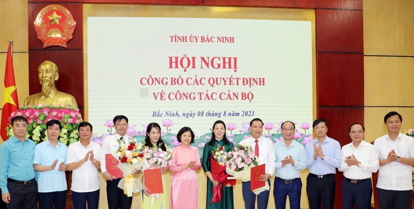 Lãnh đạo tỉnh Bắc Ninh chúc mừng các cán bộ được điều động, bổ nhiệm cương vị mới.