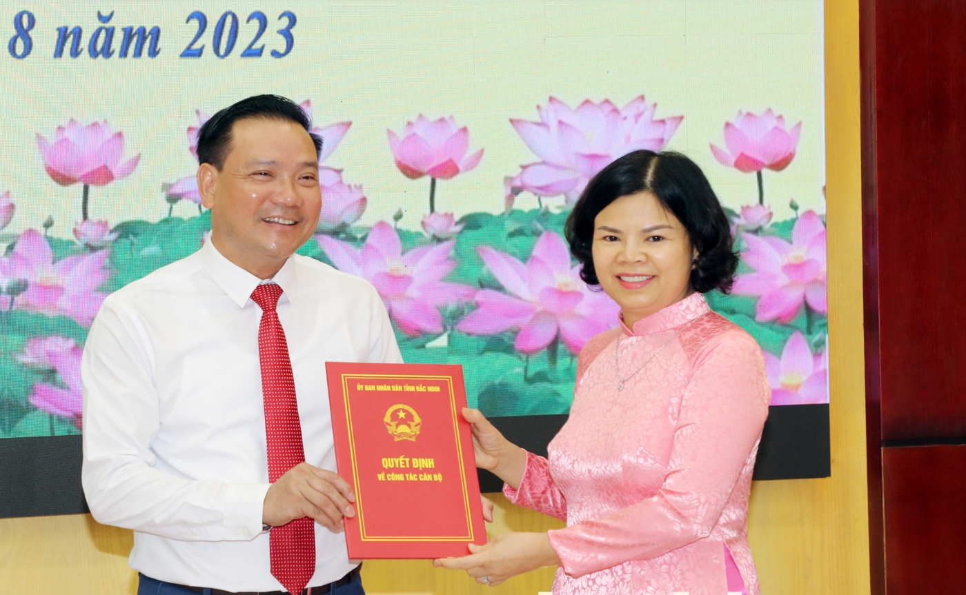 Chủ tịch UBND tỉnh Bắc Ninh Nguyễn Hương Giang trao Quyết định cho tân Giám đốc Sở Tư pháp Trần Đăng Sâm.