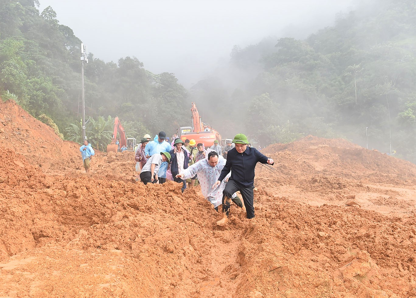 Đoàn công tác của Chính phủ do Phó Thủ tướng Chính phủ Trần Lưu Quang làm trưởng đoàn kiểm tra và chỉ đạo công tác ứng phó, khắc phục hậu quả do mưa lũ, sạt lở đất tại đèo Bảo Lộc, Lâm Đồng. Ảnh: VGP/ Hải Minh.