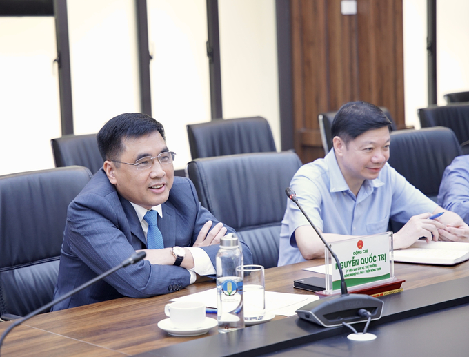 Deputy Minister of Agriculture and Rural Development Nguyen Quoc Tri (left) received the General Director of SK Forest Ltd.Co of Korea, Mr. Daeik Son.