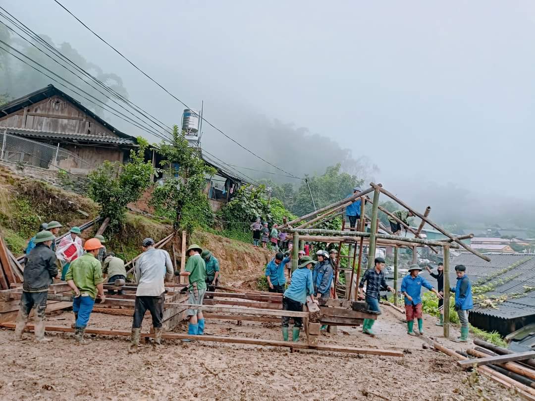 Các lực lượng hỗ trợ hộ dân ở xã Lao Chải dựng lại nhà ở. Ảnh: Thanh Tiến.
